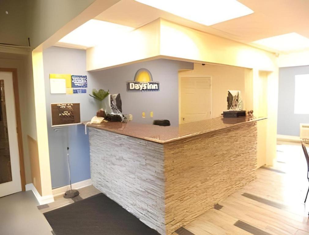 Days Inn By Wyndham West Branch Iowa City Area Zewnętrze zdjęcie