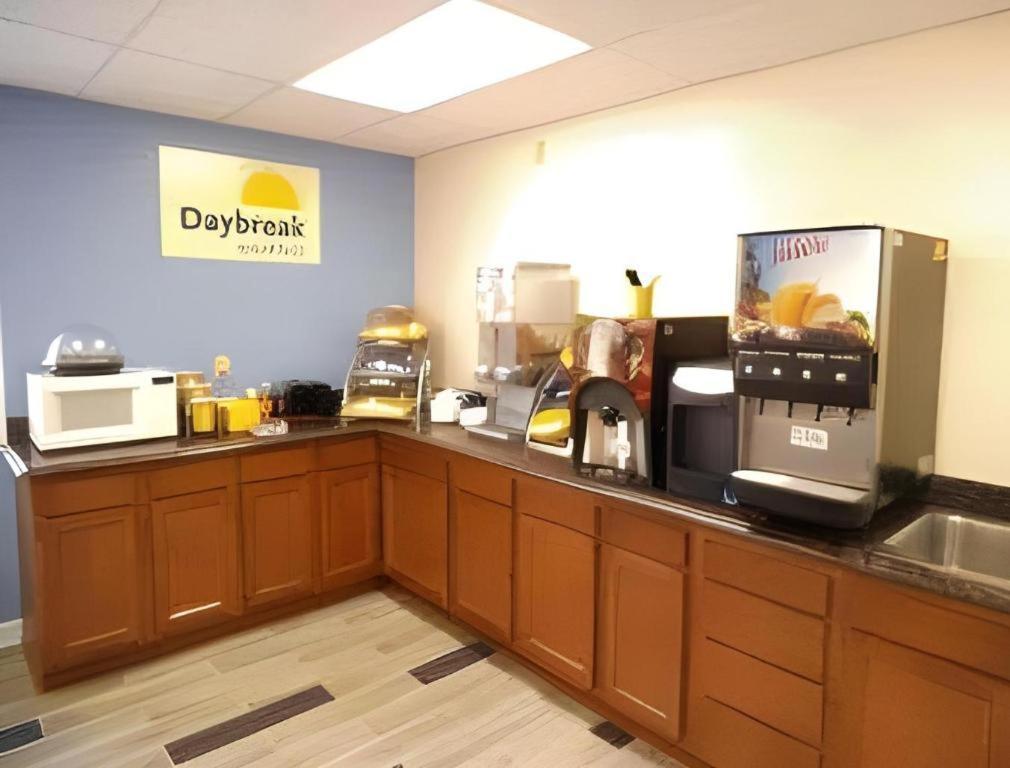 Days Inn By Wyndham West Branch Iowa City Area Zewnętrze zdjęcie