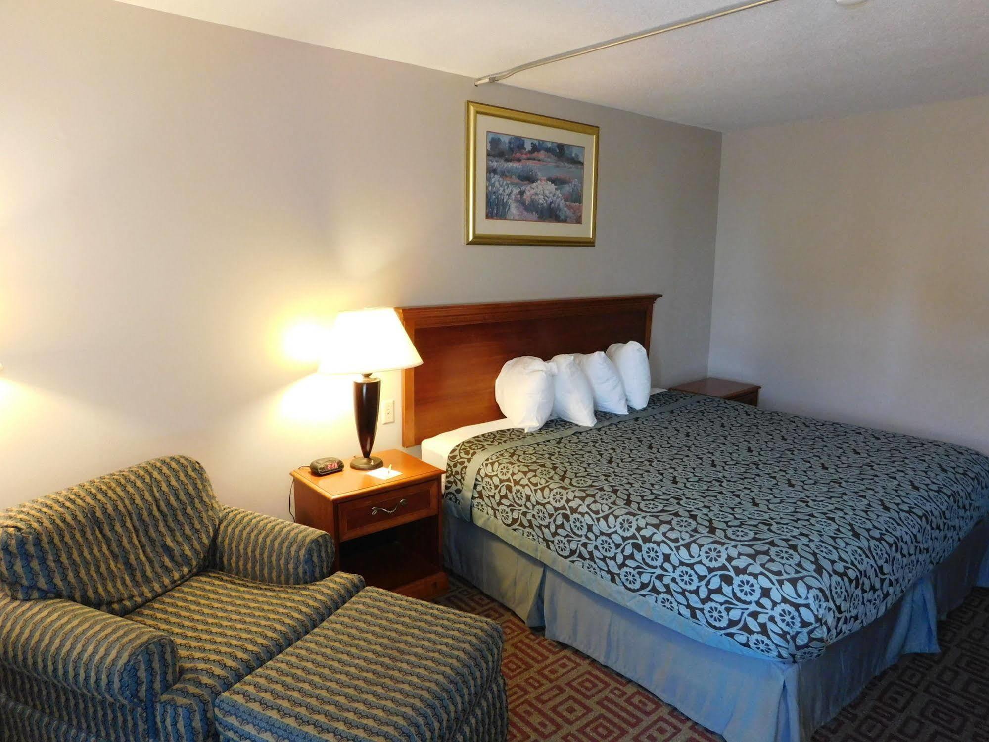 Days Inn By Wyndham West Branch Iowa City Area Zewnętrze zdjęcie