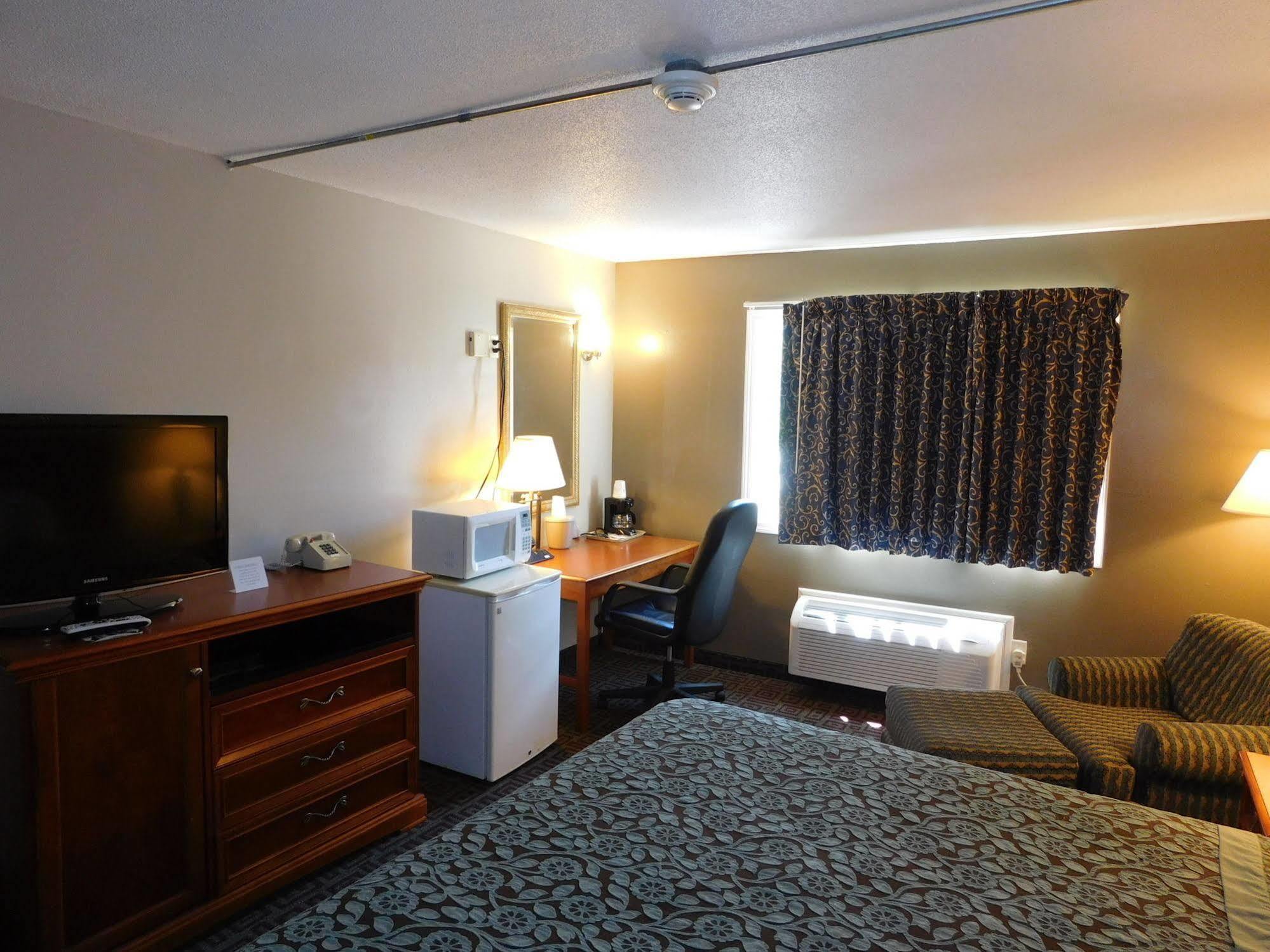 Days Inn By Wyndham West Branch Iowa City Area Zewnętrze zdjęcie