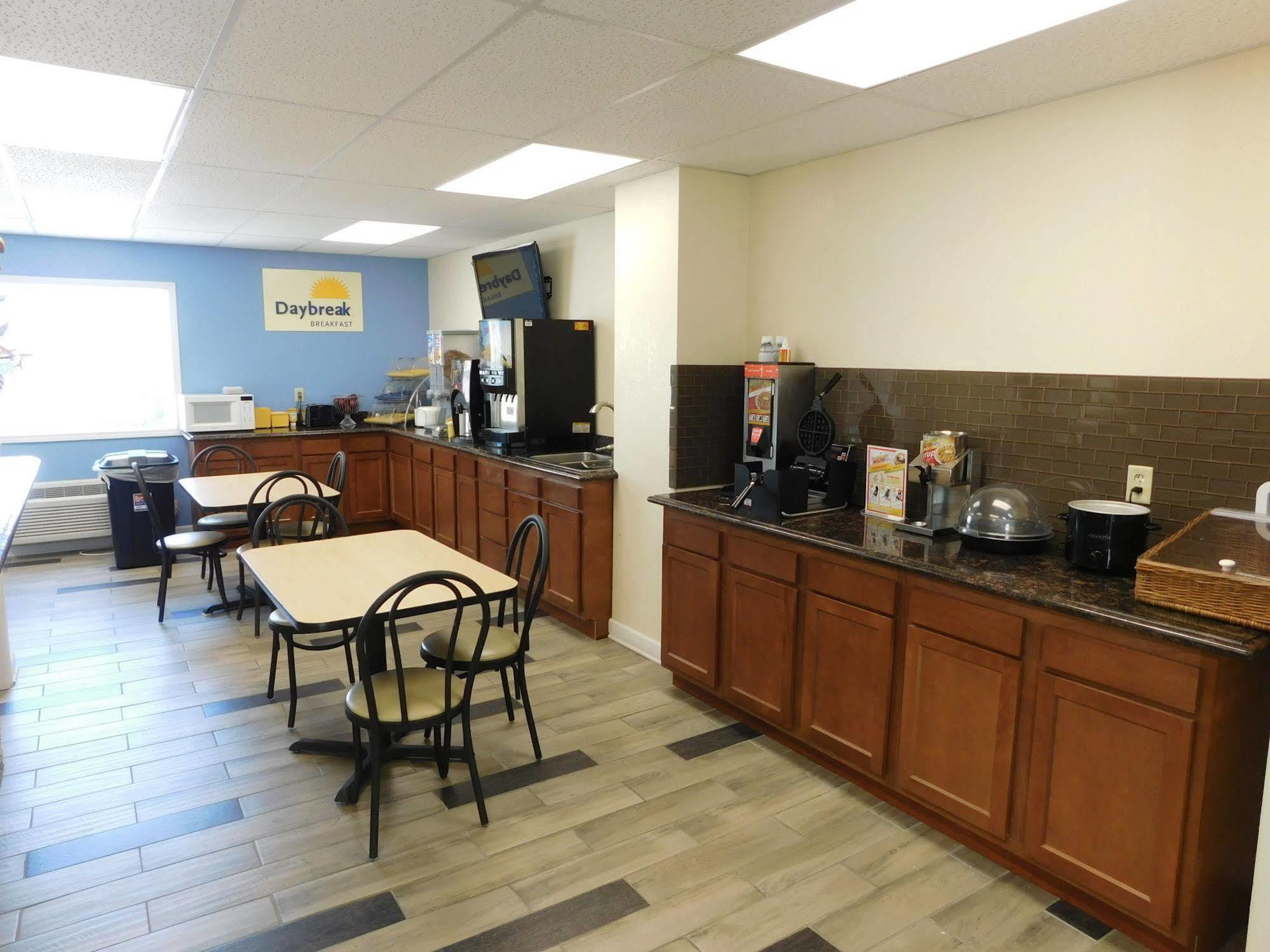 Days Inn By Wyndham West Branch Iowa City Area Zewnętrze zdjęcie